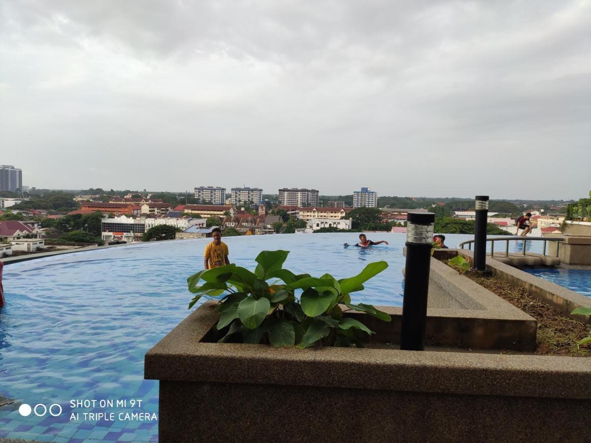 Dperdana -Dinies Pool,Wifi, Centre Of Kota Bharu, 4-5 Pax Διαμέρισμα Εξωτερικό φωτογραφία